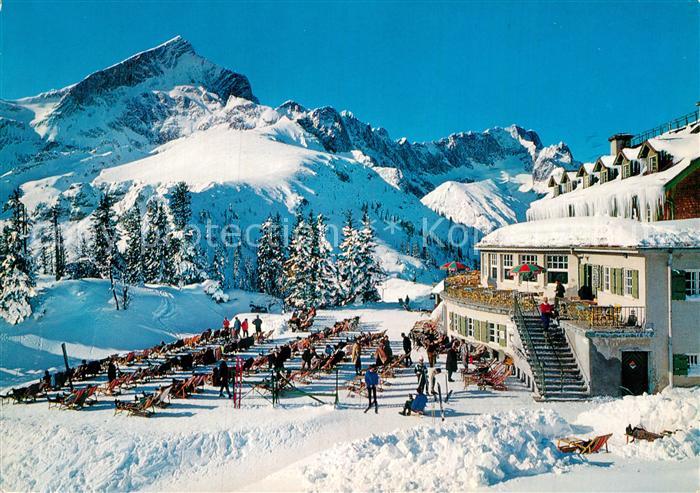 Kreuzeckhaus gegen Alpspitze und Zugspitze Wintersportplatz Alpen