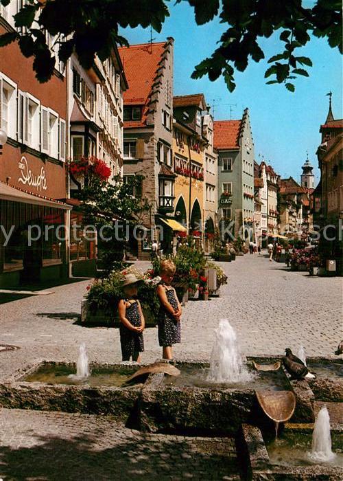 Lindau Bodensee Hauptstrasse Fussgaengerzone Altstadt Kinder am Brunnen