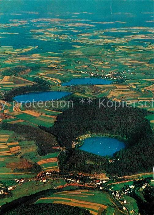 Daun Eifel Fliegeraufnahme mit Gemuendener Weinfelder und Schalkenmehrener Maar