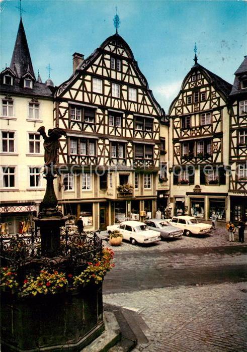 Bernkastel-Kues Markt mit St Michael Brunnen