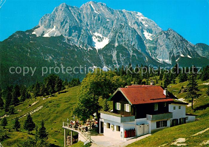 Mittenwald Bayern Kranzberghaus mit Wettersteinwand