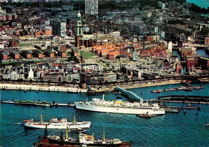 Hamburg Hafen und St Michaeliskirche Fliegeraufnahme
