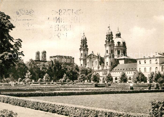 Muenchen Hofgarten Theatinerkirche