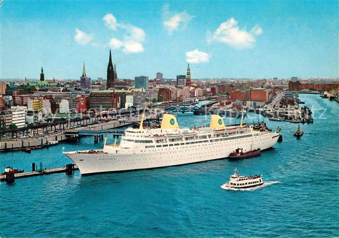 Hamburg Passagierdampfer an der ueberseebruecke
