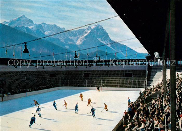 GARMISCH-PARTENKIRCHEN Bayern Olympia Eisstadion mit Zugspitzgruppe