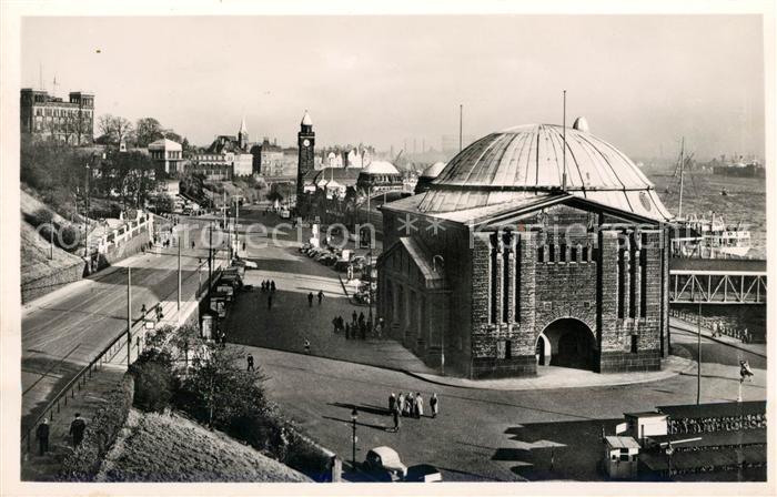 Hamburg St Pauli Landungsbruecken mit Elbtunnel Eingang