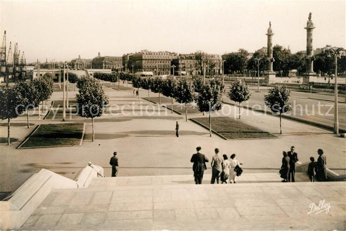 Bordeaux Quai Louis XVIII Terrasse et Colonnes Rostrales