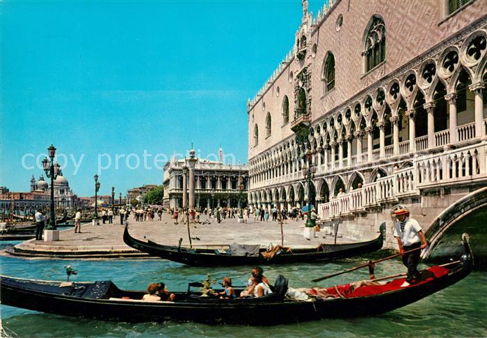 Venezia Venedig Dogenpalast und Schiavoni Ufer mit Gondoliere