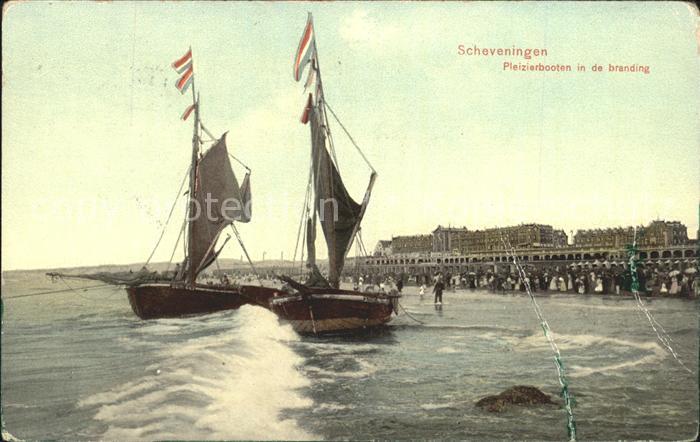 Scheveningen Pleizierbooten branding