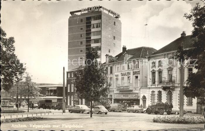 Arnhem Velperplein met Flatgebouw