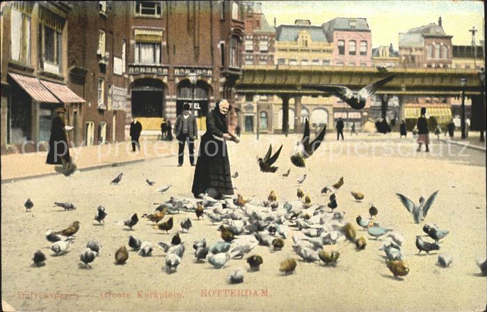 Rotterdam Groote Kerkplein Taubenfütterung