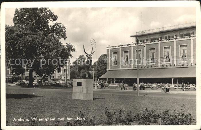 Arnhem Willemsplein met het Hert van Pompon Hirsch Skulptur