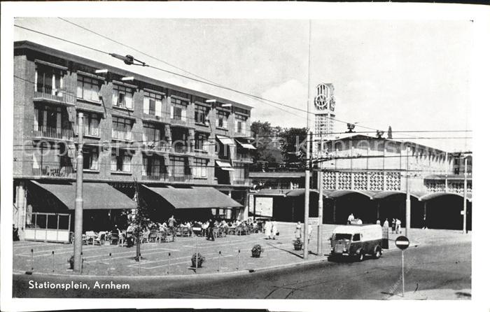 Arnhem Stationsplein Bahnhofsplatz