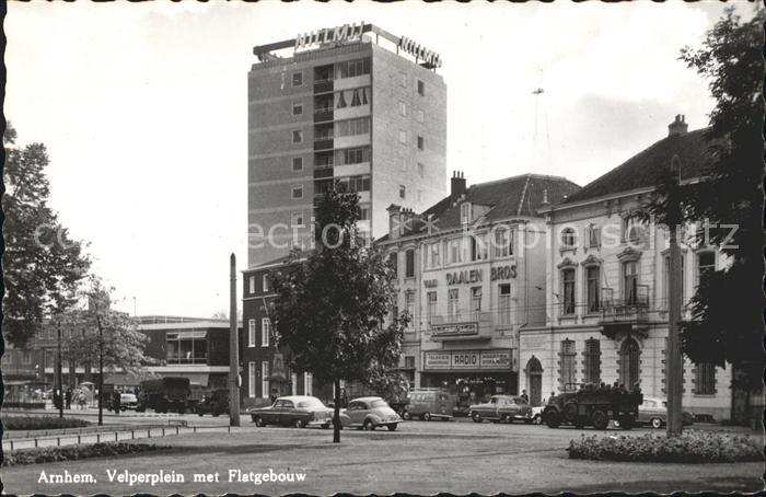 Arnhem Velperplein met Flatgebouw