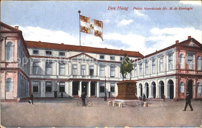 Den Haag Paleis Noordeinde Hr. M. de Koningin Flagge Reiterstandbild