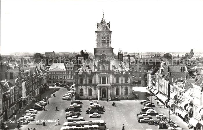 Delft Markt met Stadhuis Autos