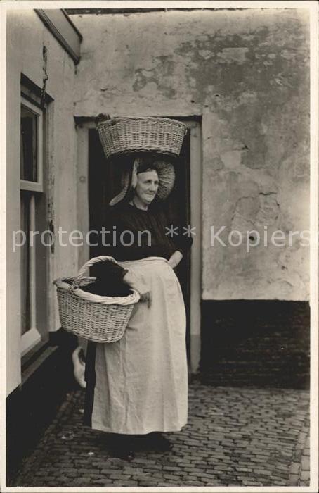 Katwijk Frau mit Koerben