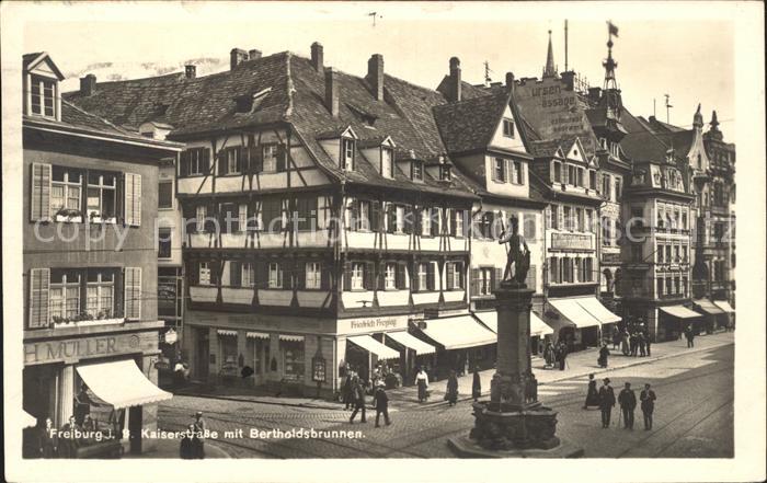 Freiburg Breisgau Kaiserstrasse mit Bertoldsbrunnen