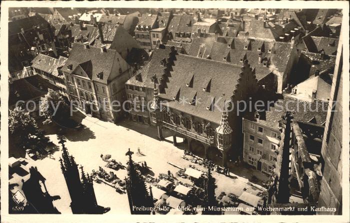 Freiburg Breisgau Wochenmarkt und Kaufhaus vom Muensterturm