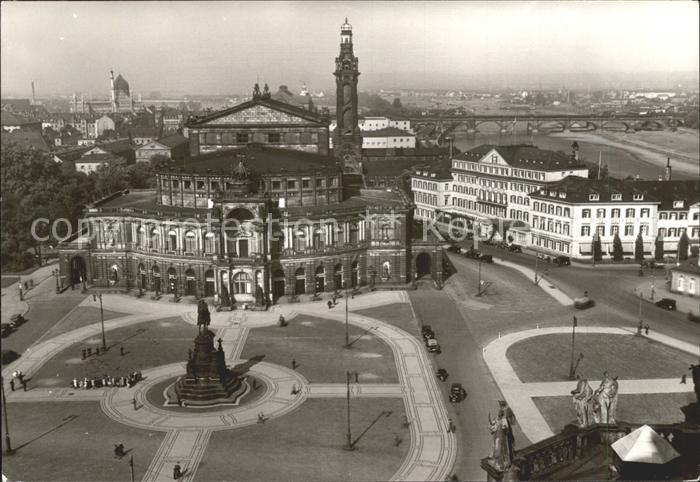 DRESDEN Elbe Blick vom Schlossturm auf Theaterplatz Opernhaus und Hotel Bellevue