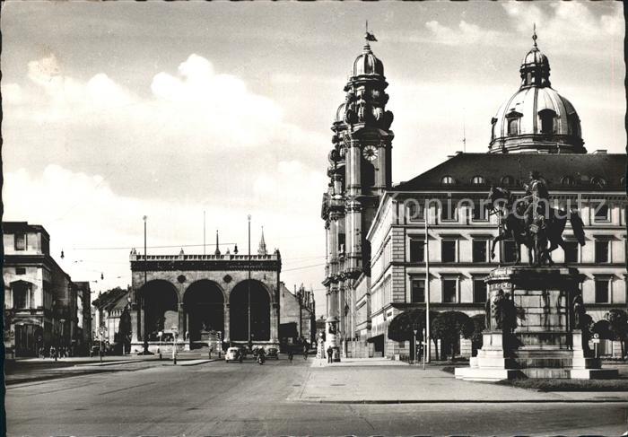 Muenchen Bayern Odeonsplatz mit Feldherrnhalle und Theatinerkirche