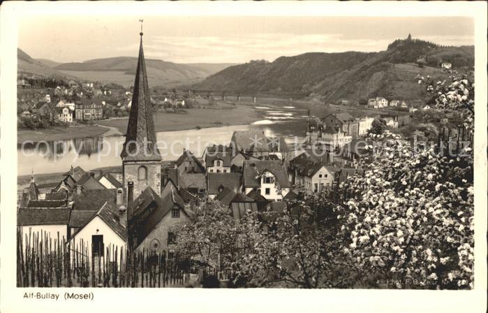 Bullay Mosel Ortsblick mit Kirche