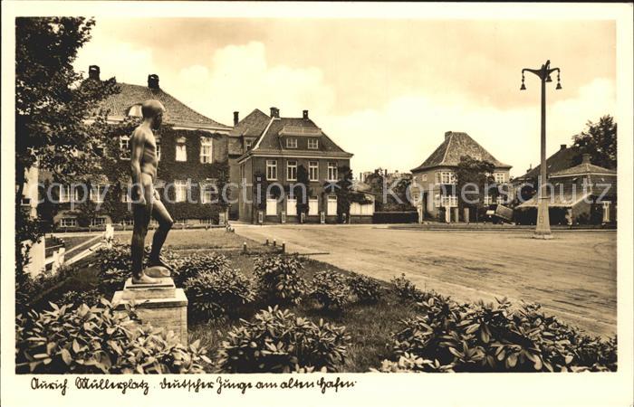Aurich Ostfriesland Muellersplatz Dt Junge am alten Hafen