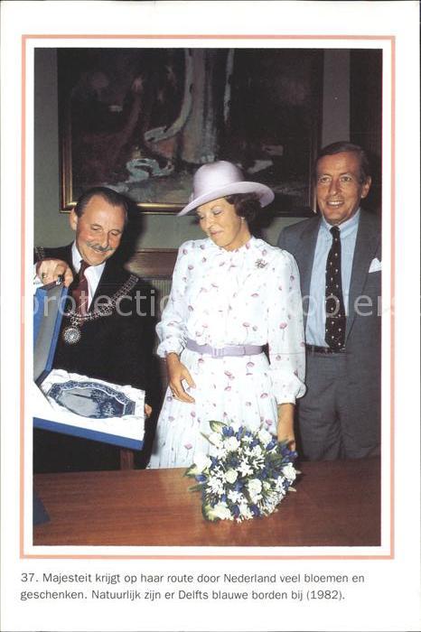 Adel Niederlande Koenigin Beatrix Prinz Claus Delft blauwe borden Keramik