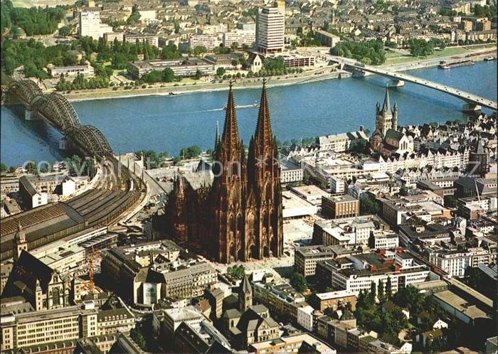 Koeln Rhein Altstadt mit Dom Hohenzollernbruecke Deutzer Bruecke Fliegeraufnahme