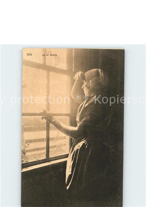 Urk Frau in Tracht am Fenster