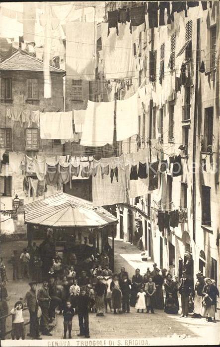 Genova Genua Liguria Wohnviertel Waesche ueber der Gasse