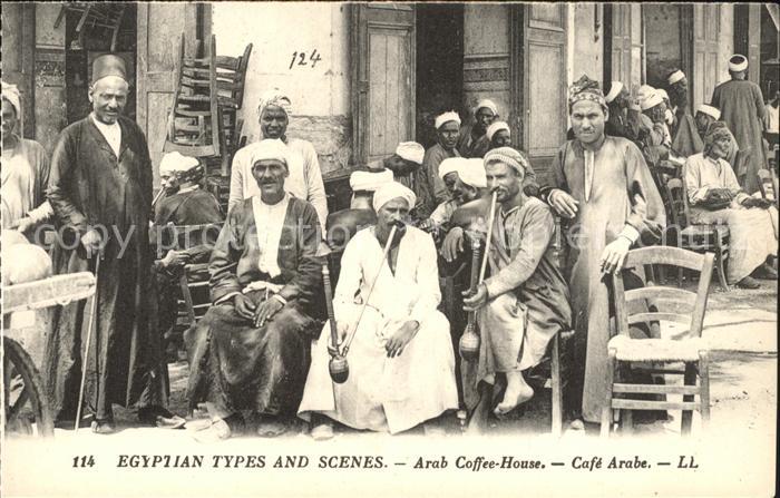 aegypten Arab Coffee House Maenner mit Wasserpfeiffe