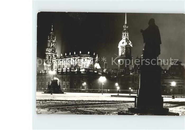DRESDEN Elbe Theaterplatz mit Hofkirche Schlossturm bei Nacht
