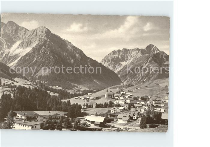 Hirschegg Kleinwalsertal Vorarlberg mit Zwoelferkopf und Widderstein