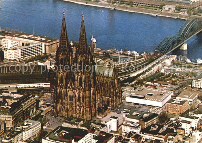 Koeln Rhein Dom mit Hauptbahnhof Hohenzollernbruecke Fliegeraufnahme