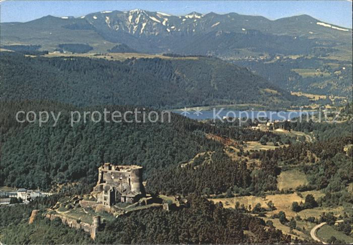 Auvergne Region Vue aerienne sur le Chateau de Murol Lac Chambon et le Massif du