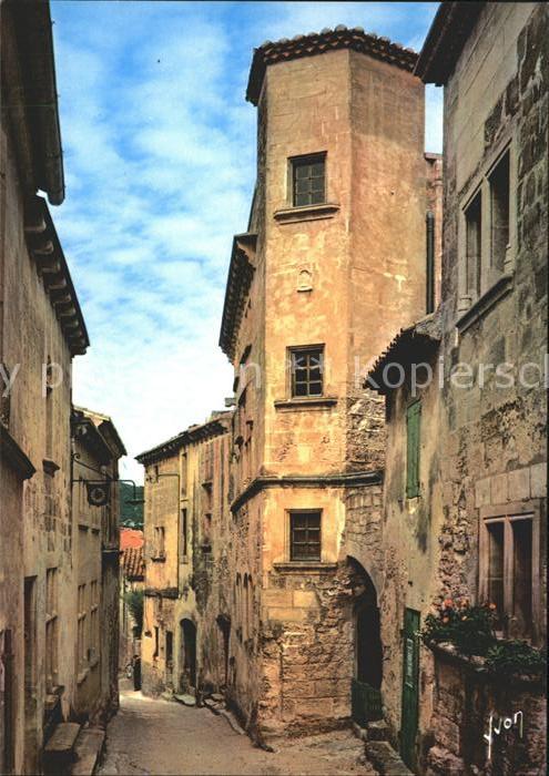 Les Baux-de-Provence La Grande Rue bordee