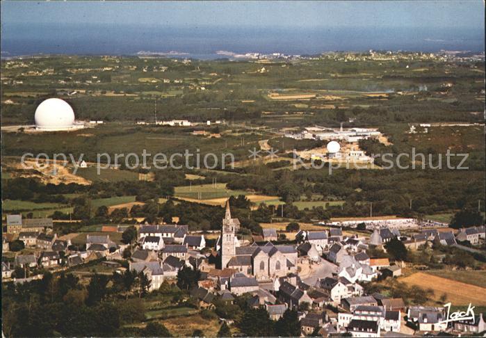 Pleumeur-Bodou Le bourg Le radome et la deuxieme anten