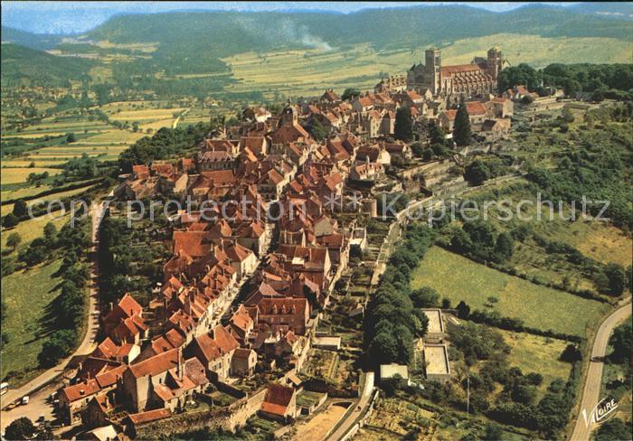 Vezelay Vue aerienne de la ville et de la basilique Sainte Madeleine