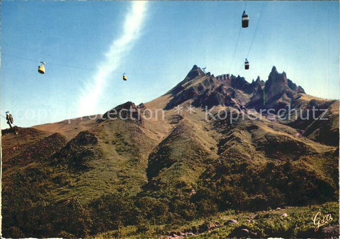 Auvergne Region Massif du Mont Dore Sancy Les cabines des deux teleferique