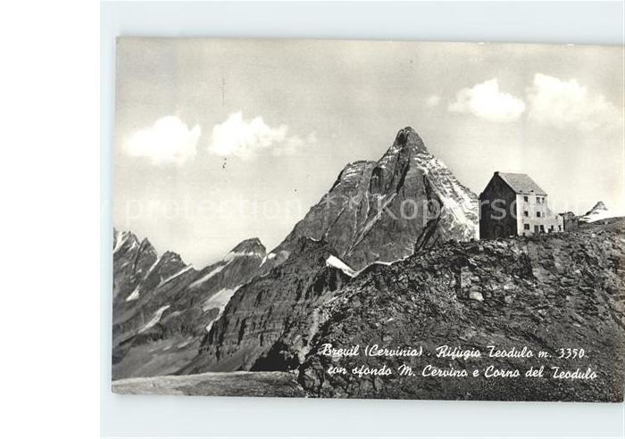Breuil Cervinia Rifugio Teodulo con sfondo Mt Cervino e Corno del Teodulo