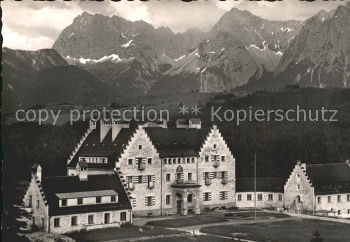 Schloss Kranzbach mit Karwendel