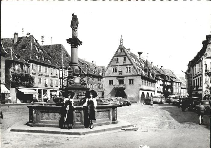 Obernai Bas Rhin Fontaine Ste Odile Frauen in Tracht
