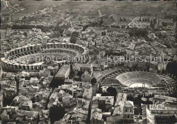 Arles Bouches-du-Rhone Fliegeraufnahme Les Arenes et Theatre Antique