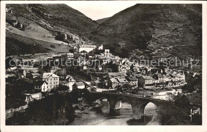 Sainte-Enimie Vue generale Gorges du Tarn Pont