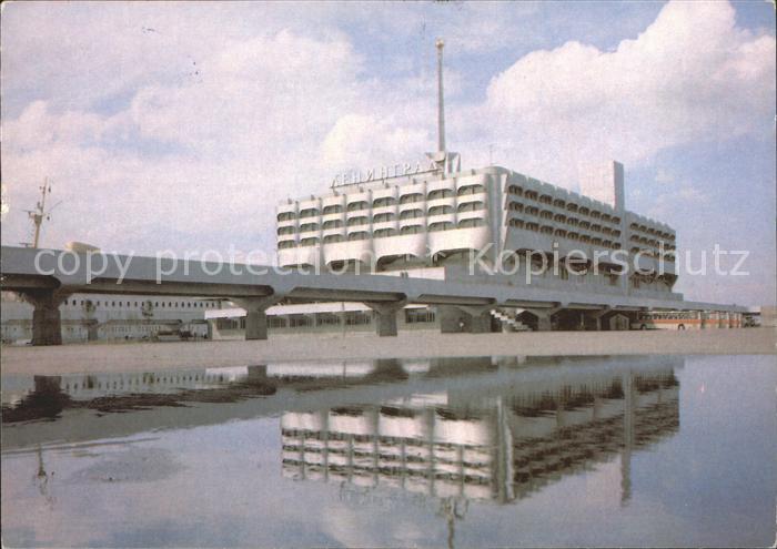 Leningrad St Petersburg Gebaeude am Wasser