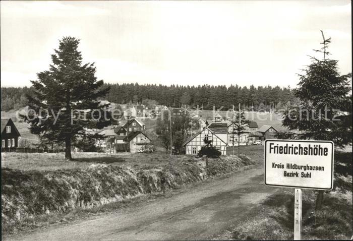 Friedrichshoehe Sachsenbrunn Ortsblick mit Ortsschild