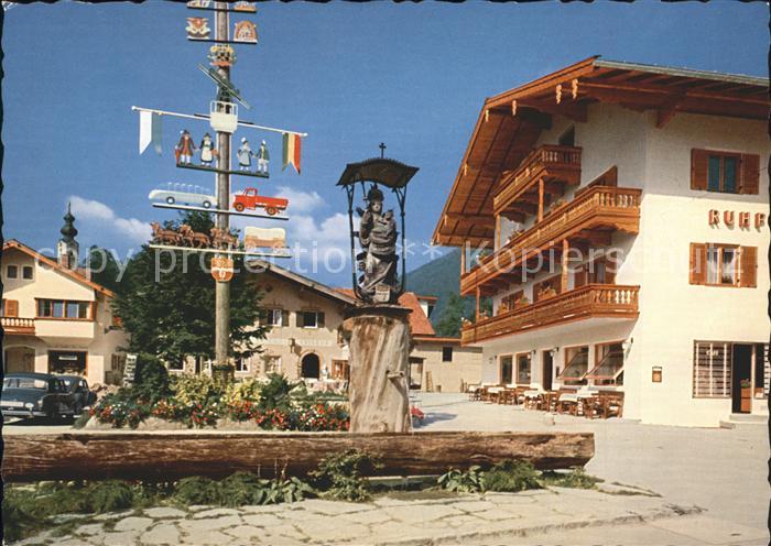 Ruhpolding Bayern Dorfplatz Maibaum Marienbrunnen
