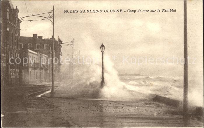 Les Sables-d Olonne Coup de mer sur le Remblai