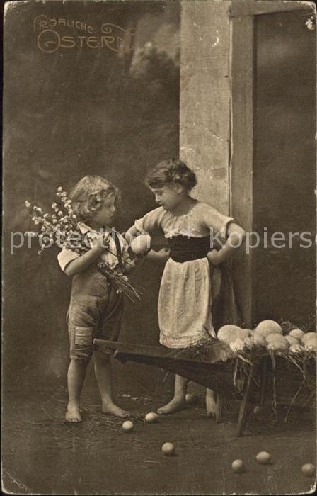 Ostern Easter Paques Kinder Weidenkaetzchen Ostereier